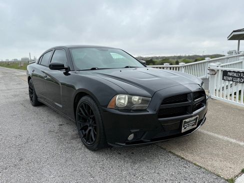 Used 2014 Dodge Charger SXT w/ Blacktop Package RWD image 3
