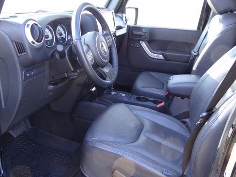 Used 2015 Jeep Wrangler Unlimited Rubicon w/ Connectivity Group image 19