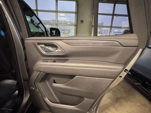 Used 2022 GMC Yukon SLT w/ SLT Premium Package image 13