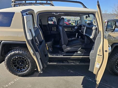 Used 2014 Toyota FJ Cruiser 4WD w/ Upgrade Package image 23