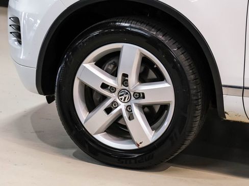 Used 2014 Volkswagen Touareg Sport image 54