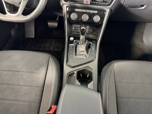 Used 2023 Volkswagen Taos SE w/ Black Wheel Package image 16