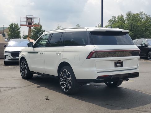 New 2027 Lincoln Navigator Reserve AWD/4WD image 3