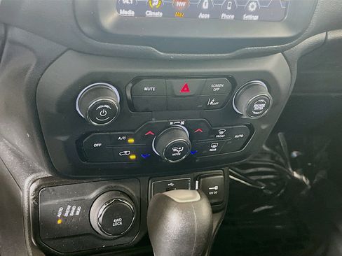 Used 2023 Jeep Renegade Latitude AWD/4WD image 16