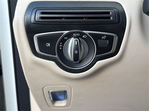 Used 2018 Mercedes-Benz GLC 300 4MATIC w/ Premium Package image 19