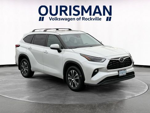 Used 2023 Toyota Highlander XLE AWD/4WD image 1