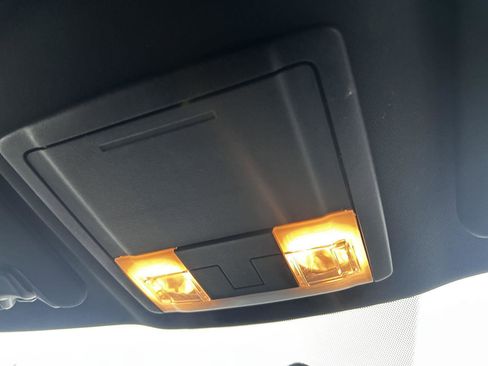 Used 2019 Ford Explorer XLT image 31