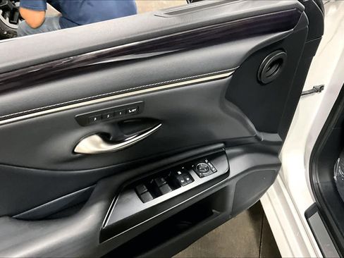 Used 2020 Lexus ES 300h w/ Accessory Package 2 FWD image 35