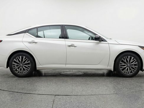 Used 2025 Nissan Altima 2.5 SV image 11