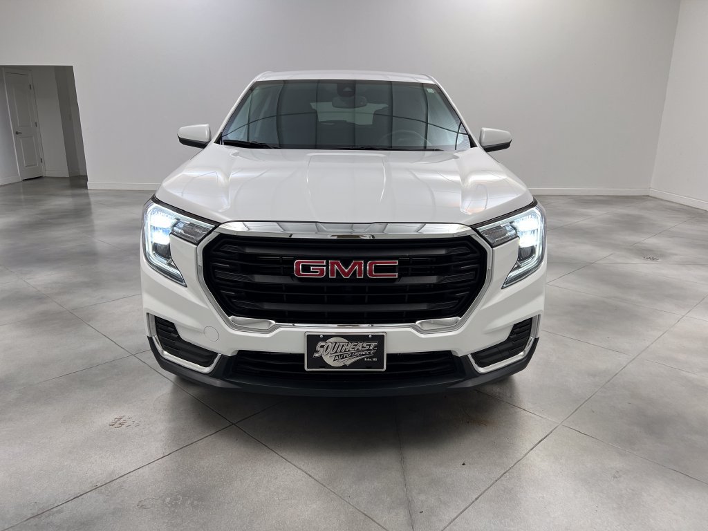 Used 2024 GMC Terrain SLE AWD/4WD image 3