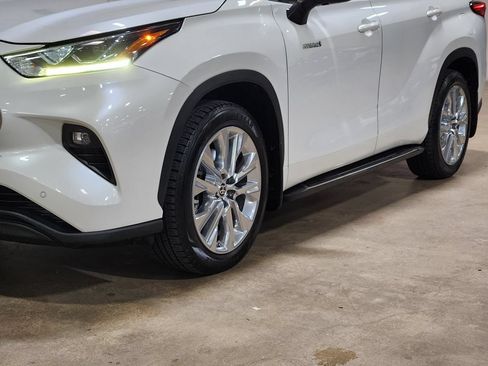 Used 2021 Toyota Highlander Limited FWD image 17