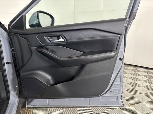 Used 2025 Nissan Rogue SL w/ Tech Package image 27