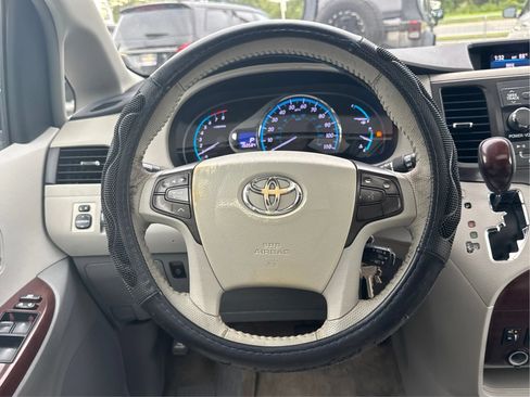 Used 2012 Toyota Sienna XLE FWD image 16