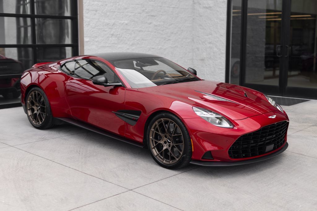 Used 2025 Aston Martin Vanquish RWD image 3