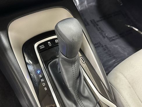 Used 2020 Toyota Corolla LE FWD image 23