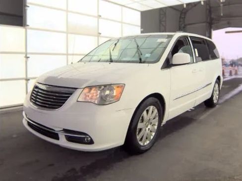 Used 2016 Chrysler Town & Country Touring FWD image 1