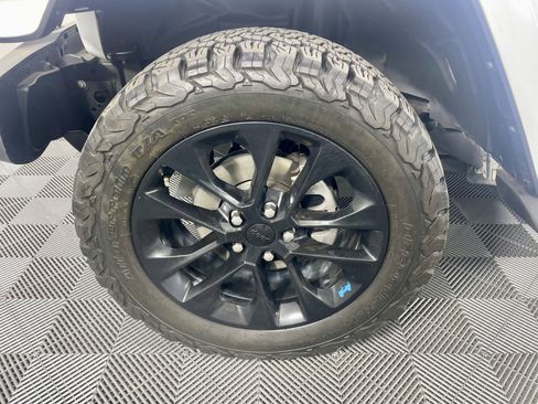 Used 2023 Jeep Wrangler Unlimited Sahara AWD/4WD image 9