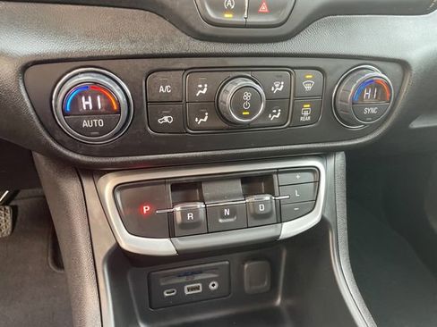 Used 2024 GMC Terrain SLT image 36