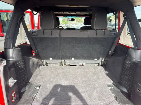 Used 2018 Jeep Wrangler Unlimited Sahara w/ Connectivity Group AWD/4WD image 25