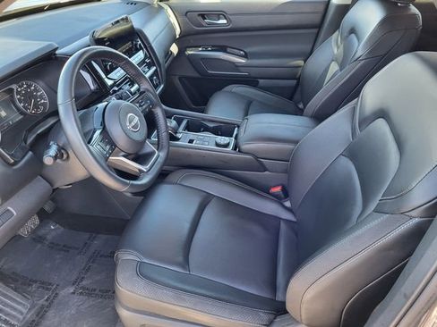 Used 2025 Nissan Pathfinder SL image 9