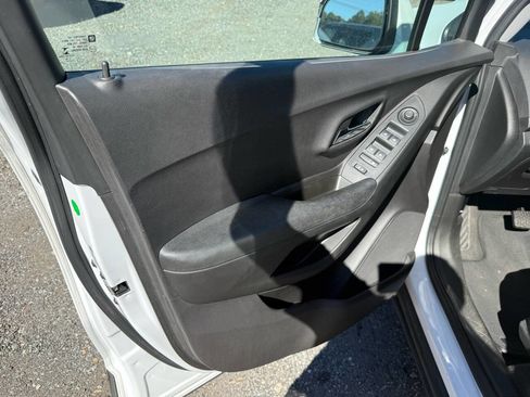 Used 2018 Chevrolet Trax LS image 14