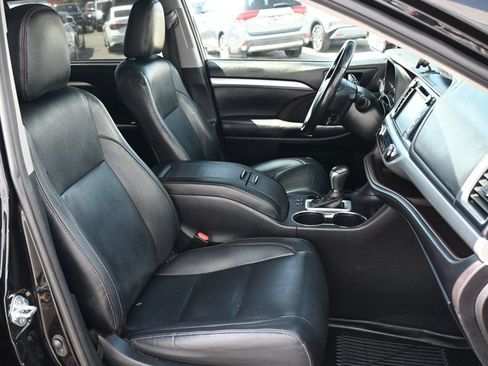 Used 2019 Toyota Highlander XLE FWD image 18