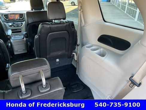 Used 2024 Chrysler Pacifica Touring-L FWD image 27