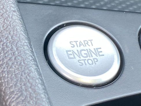 Certified 2025 Volkswagen Jetta SE w/ Sunroof Package FWD image 17