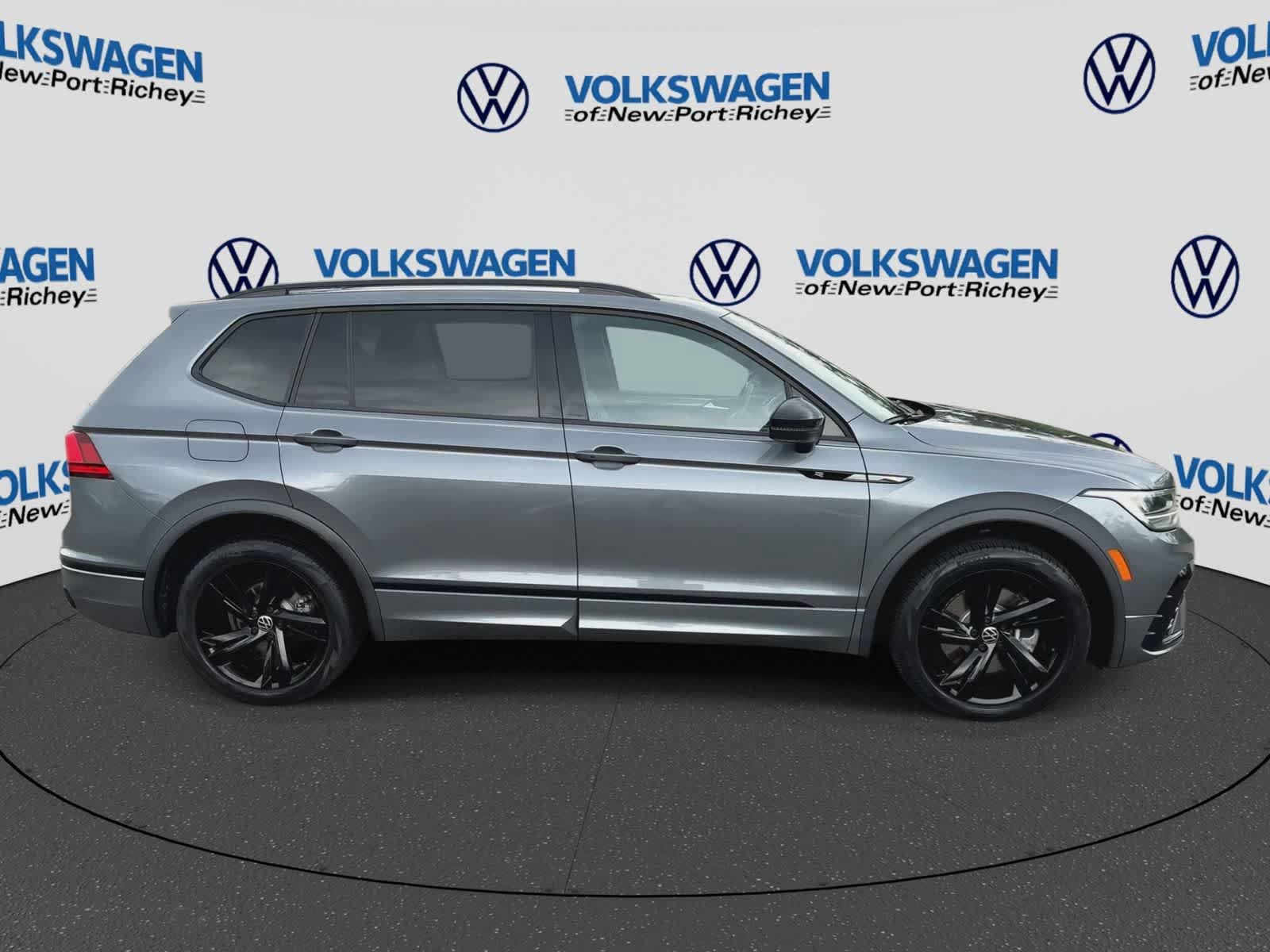 Used 2024 Volkswagen Tiguan SE R-Line FWD image 9