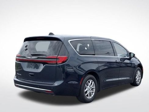 Used 2023 Chrysler Pacifica Touring-L FWD image 6
