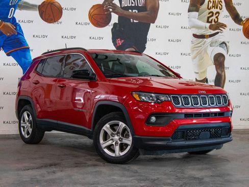 Used 2024 Jeep Compass Latitude w/ Sun and Sound Group AWD/4WD image 2