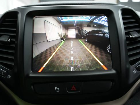 Used 2017 Jeep Cherokee Latitude w/ Safety/Convenience Group image 17