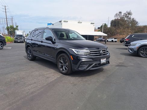 Certified 2022 Volkswagen Tiguan SE w/ Panoramic Sunroof Package image 3