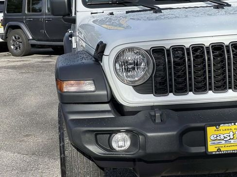 Used 2025 Jeep Wrangler Sport S image 9