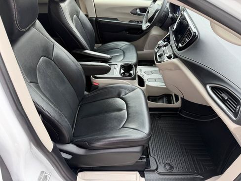 Used 2022 Chrysler Pacifica Touring-L FWD image 11