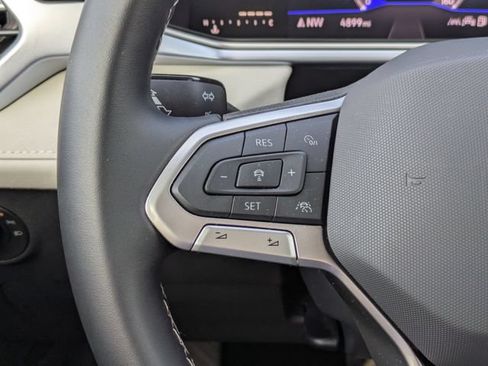 Certified 2025 Volkswagen Taos SE FWD image 26