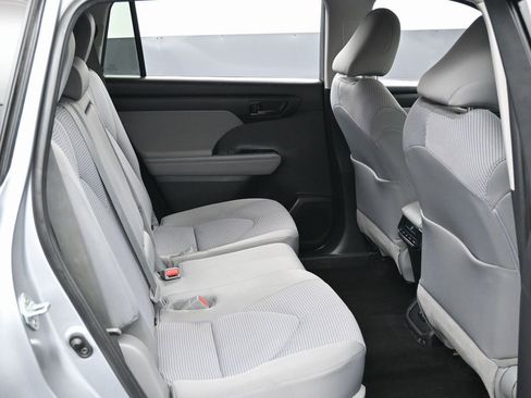 Used 2021 Toyota Highlander L image 35