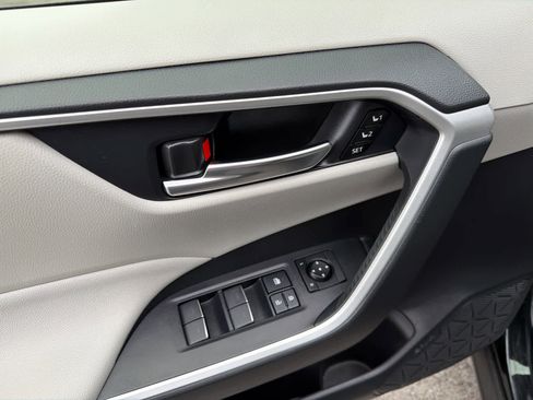 Used 2023 Toyota RAV4 XLE Premium image 12