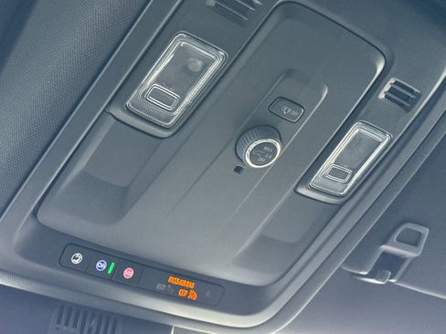 Used 2025 Chevrolet Suburban Z71 image 20