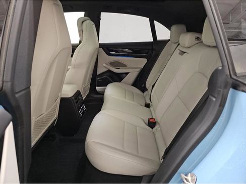 Used 2025 Porsche Macan Electric w/ Premium Package image 11