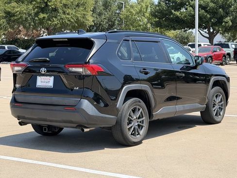 Used 2021 Toyota RAV4 LE FWD image 4
