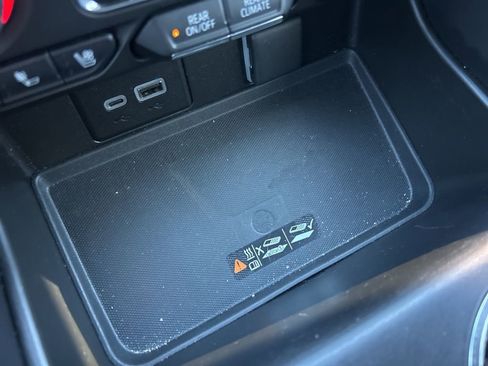 Used 2023 GMC Yukon SLT image 12