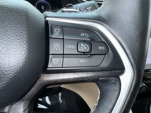 Used 2022 Jeep Grand Cherokee Limited image 16