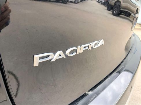 Used 2025 Chrysler Pacifica Select image 31