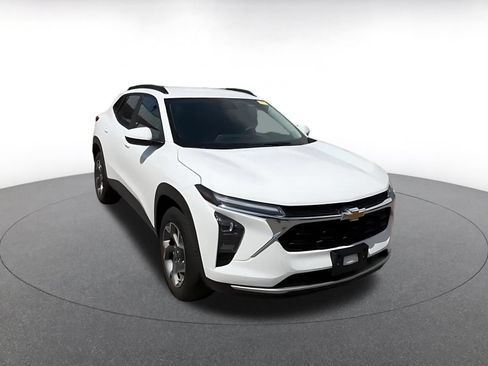 Used 2025 Chevrolet Trax LT FWD image 3