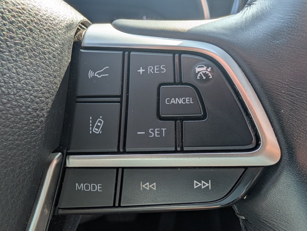 Used 2023 Toyota Highlander XSE FWD image 18