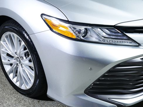 Used 2018 Toyota Camry XLE FWD image 16