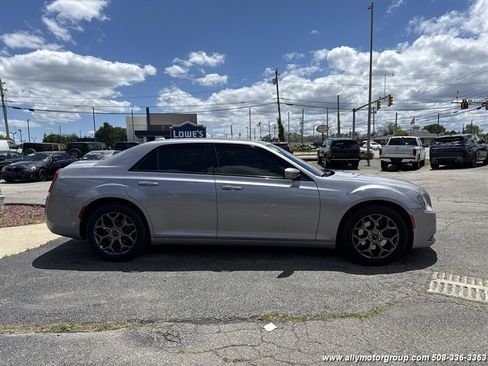 Used 2017 Chrysler 300 S w/ 300S Premium Group AWD/4WD image 4
