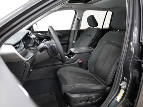 Used 2023 Jeep Grand Cherokee Laredo X image 4