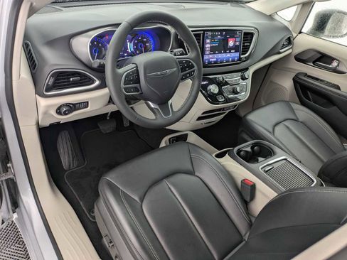 Used 2024 Chrysler Pacifica Touring-L FWD image 2